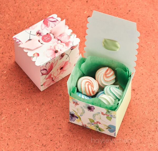 floral gift treat boxes with short ibbons small size green white pink