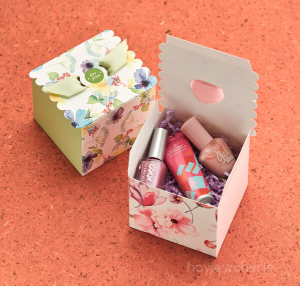 floral gift treat boxes with short ibbons small size green white pink