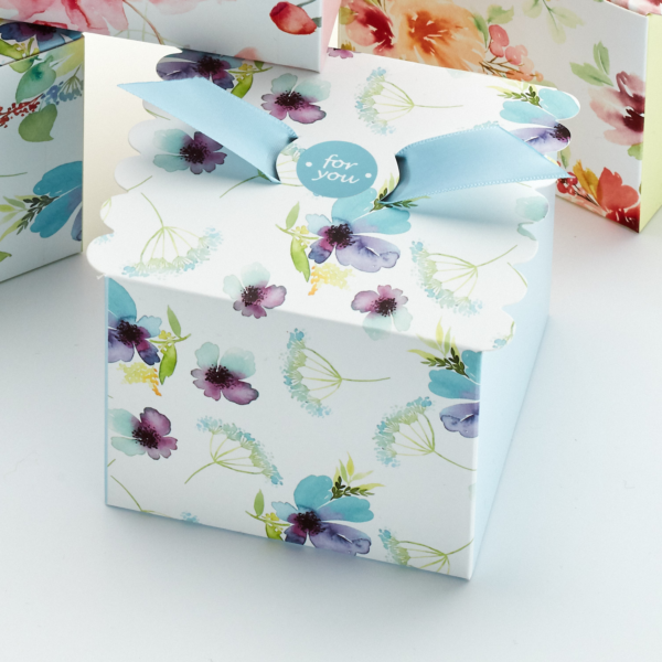 floral gift treat boxes with short ibbons small size green white pink